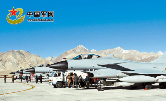 后勤官兵進駐雪域高原機場提供后勤支撐。解放軍報特約記者 劉應(yīng)華攝