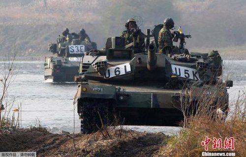 　資料圖：2011年11月2日，韓國(guó)軍隊(duì)在首爾東南100公里的驪州進(jìn)行軍事演習(xí)。