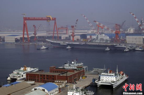 8月30日9時(shí)30分許，中國(guó)航母平臺(tái)在經(jīng)過第十次海試后，平穩(wěn)地停靠在遼寧大連港碼頭。
