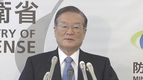 日本防衛(wèi)省森本敏16日上午出席記者會。