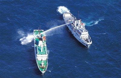 昨日，東海某海域，東海艦隊拖船使用高壓水炮為地方執(zhí)法船滅火