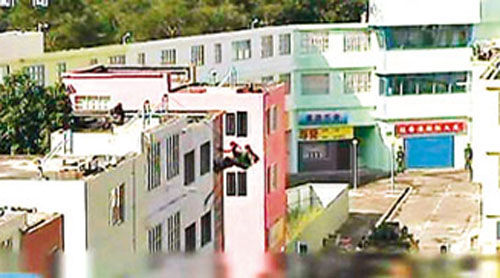 解放軍駐港部隊(duì)從屋頂游繩攻入建筑物。圖片來(lái)源：香港《文匯報(bào)》