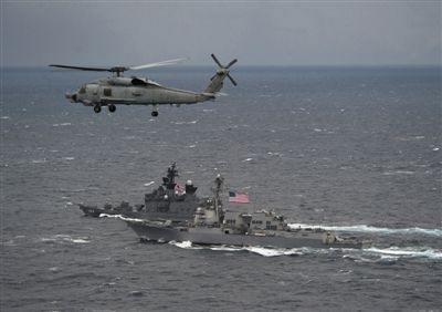 2011年1月10日，美國海軍驅(qū)逐艦與日本海上自衛(wèi)隊“鞍馬”號驅(qū)逐艦在日本長崎縣附近海域舉行聯(lián)合海上演習(xí)。資料圖片