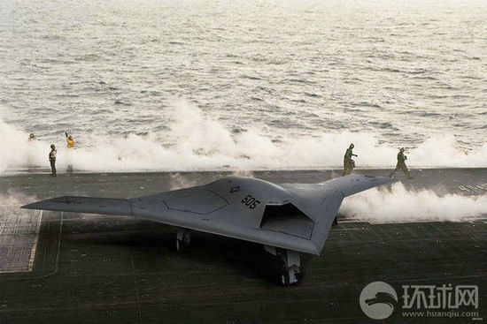 資料圖：X-47B無人機在林肯號航母上進行系統(tǒng)連接測試。