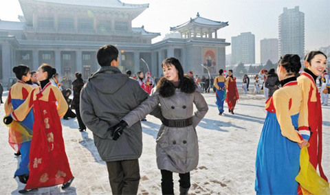 12月12日，朝鮮成功發(fā)射火箭后，平壤市民跳舞慶祝（資料圖）