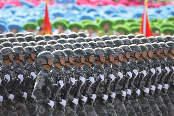 總體看，中國軍隊(duì)是稱職的，承擔(dān)了它對這個(gè)國家和人民的應(yīng)有責(zé)任。