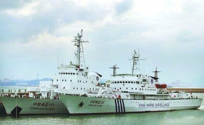 海監(jiān)111船（左）與112船，海監(jiān)111船原為海軍“海冰723號(hào)”破冰船