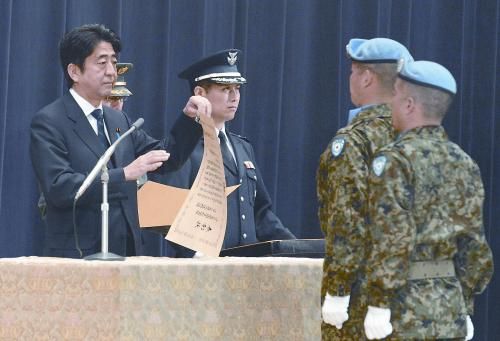 20日，日本首相安倍晉三向回國的戈蘭高地維和自衛(wèi)隊遞交政府獎狀。安倍在儀式上稱，近年“日本周邊的安全保障環(huán)境更加嚴(yán)峻”，為此將修改《防衛(wèi)計劃大綱》，進一步加強日美同盟。