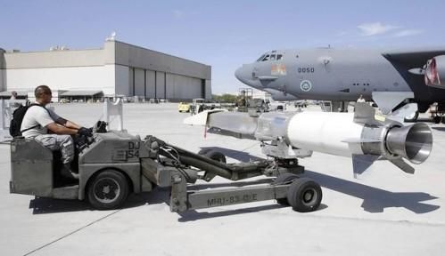 資料圖：美軍嘗試將“X-51 Wave Rider”飛行器掛在一架“B-52”轟炸機(jī)下，發(fā)射升空。