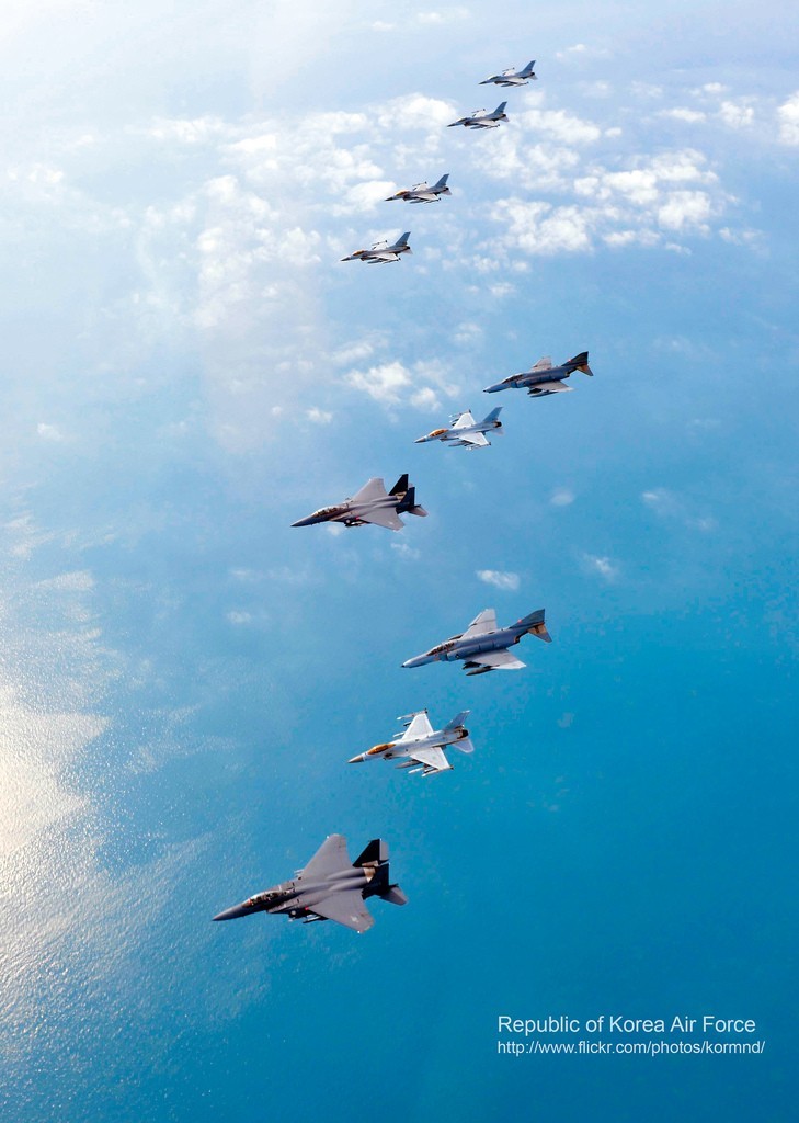 圖為韓空軍KF-16戰(zhàn)機、F-4戰(zhàn)機、F-15K兩代三型戰(zhàn)機編隊升空練作戰(zhàn)。