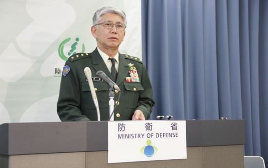 2月21日下午2點(diǎn)，日本陸上自衛(wèi)隊(duì)參謀長君塚榮治在防衛(wèi)省會見記者
