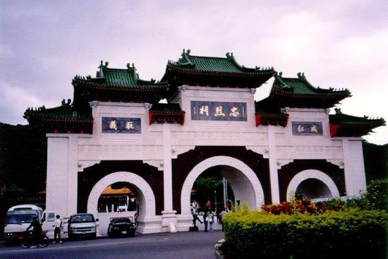 位于臺北的忠烈祠供奉著從孫中山革命，到抗日戰(zhàn)爭，解放戰(zhàn)爭所有陣亡國民黨士兵的靈位。