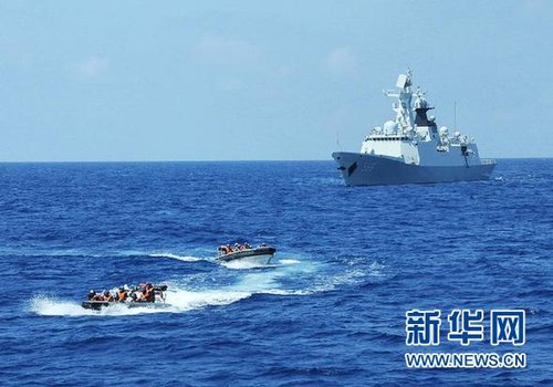 3月28日，十余名臨檢拿捕隊員從玉林艦出發(fā)，乘小艇駛向模擬可疑商船的艦只。