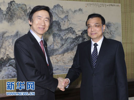 　 4月24日，中國國務(wù)院總理李克強(qiáng)在北京中南海紫光閣會(huì)見來訪的韓國外交部長官尹炳世。新華社記者謝環(huán)馳攝