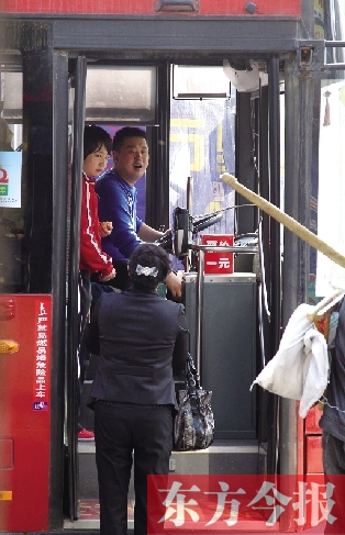 梅麗手持殘疾人證等車時，多次被司機(jī)婉言謝絕