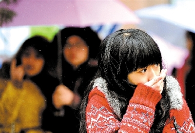 大學路附近，一位美女冷得縮起脖子。 晚報記者 馬健 圖