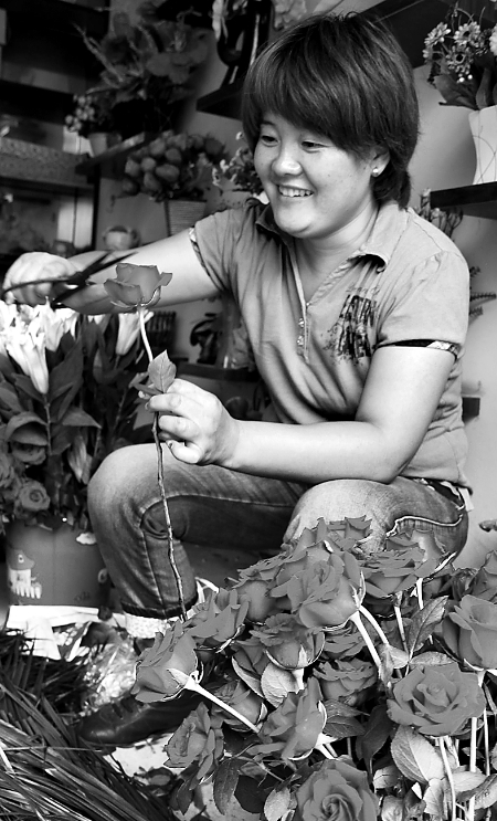 8月21日，內(nèi)黃縣一家鮮花店的工作人員正在包裝鮮花。