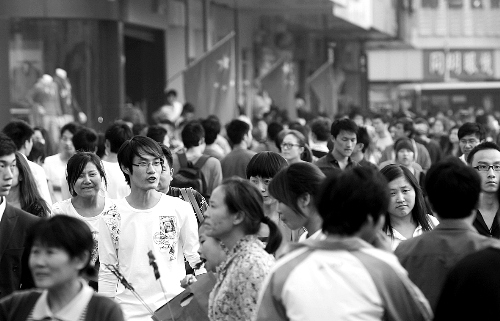 8天長(zhǎng)假中，逛街購(gòu)物的人數(shù)激增，鄭州市德化步行街上“人潮洶涌” 河南商報(bào)記者 王春勝/攝