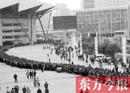3月2日，在鄭州國(guó)際會(huì)展中心，河南省春季人才招聘會(huì)舉行，六萬(wàn)五千名求職者扎堆求職