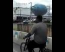 開(kāi)掛民族騎車(chē)頭頂煤氣罐，原地?？?腳不離車(chē) 飄逸