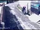 逗比劫匪騎車搶劫女子，反被女子奪車逃走