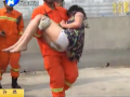女子要跳樓 究竟為哪般？