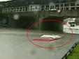 上海公交車(chē)暴雨中被淹沒(méi)成“潛艇”