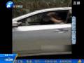 懸！山路上情侶邊開車邊親熱