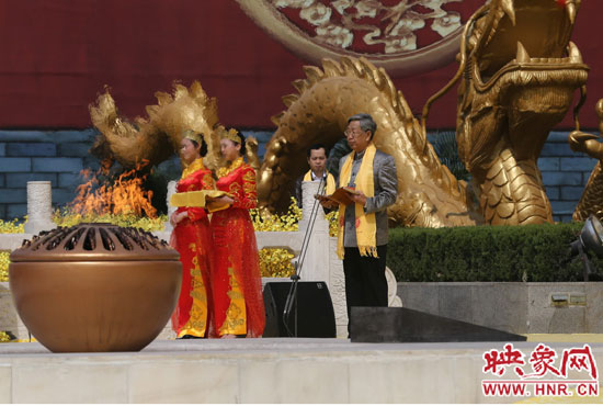 中華炎黃文化研究會(huì)會(huì)長許嘉璐宣讀拜祖大典拜祭文。映象網(wǎng)記者 邵恰 攝