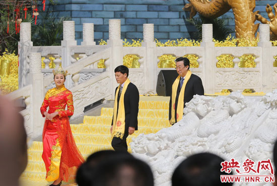 　河南省委書記、省人大常委會(huì)主任郭庚茂，河南省省長謝伏瞻敬獻(xiàn)花籃。映象網(wǎng)記者 邵恰 攝