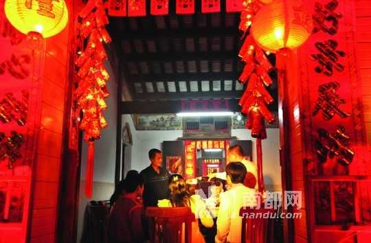 　　海口人把除夕的年夜飯稱為“吃圍爐”。