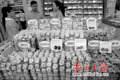 散裝月餅因其實惠的價格、豐富的口味而受到市民的青睞。