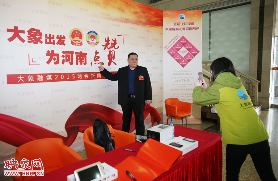 幫代表在大象融媒新聞會客廳留影拍照。