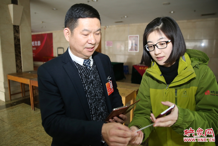 幫代表使用大象融媒映象網(wǎng)微信打印機(jī)現(xiàn)場打印照片。