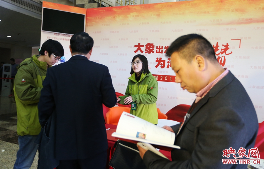 向代表、委員講解大象融媒旗下出品的新聞產(chǎn)品。