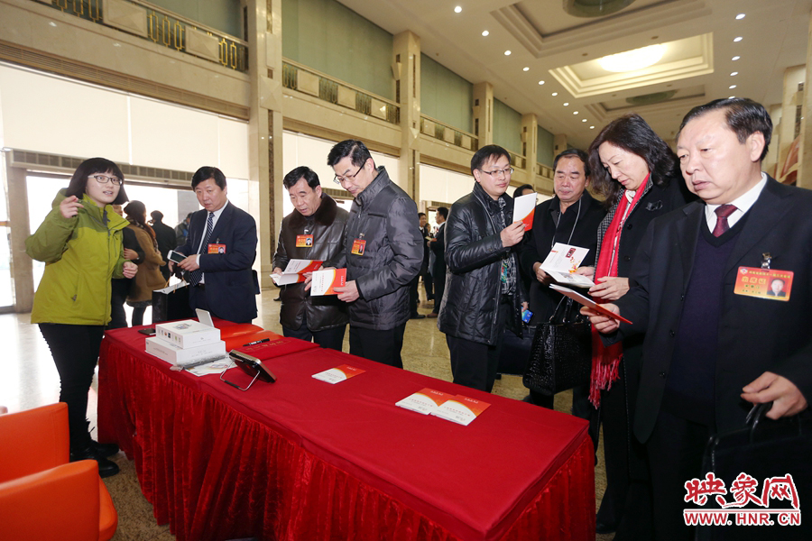 向代表、委員講解大象融媒旗下出品的新聞產(chǎn)品。