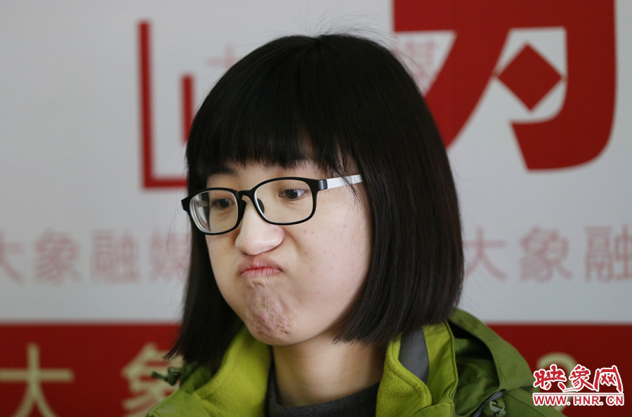 偶爾來個(gè)這樣的表情，算是放松緊張的心情吧！