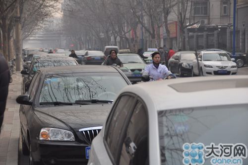 　業(yè)主將車停到經(jīng)一路上，給路人造成很大的不便