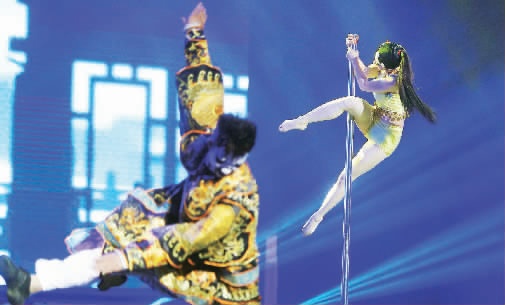 “鋼管舞娘”周文將鋼管舞和民族文化融合在一起，創(chuàng)意了一段《霸王別姬》的鋼管舞表演