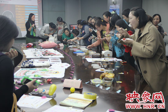 比賽現(xiàn)場熱鬧非凡，各位女神競相展示自己的作品