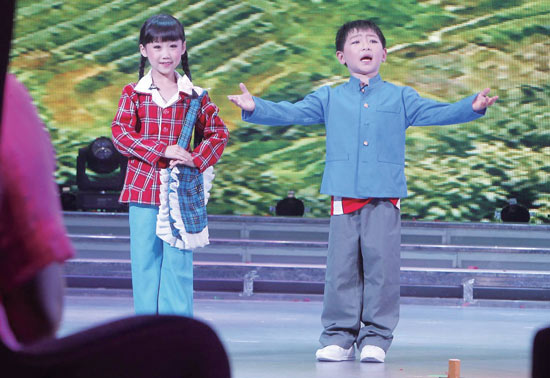 孩子們的表演有模有樣，讓人忍俊不禁