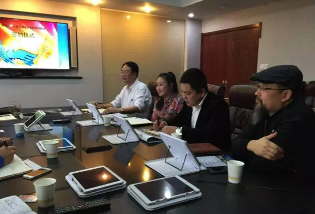 從右至左依次為趙財(cái)神，雅購(gòu)供銷(xiāo)CEO許濤，農(nóng)團(tuán)聯(lián)盟創(chuàng)始人王婷。