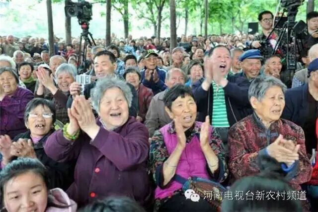 藝術(shù)家賣力演出，觀眾高聲叫好