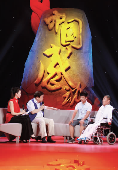 肇恒君（右一）天生殘疾，但是他自兒時(shí)起就有著一個(gè)音樂夢