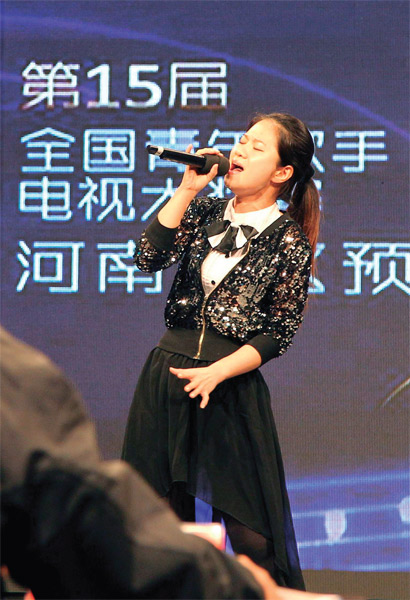 選手們演唱很賣力，要把最好的一面展現(xiàn)給評(píng)委