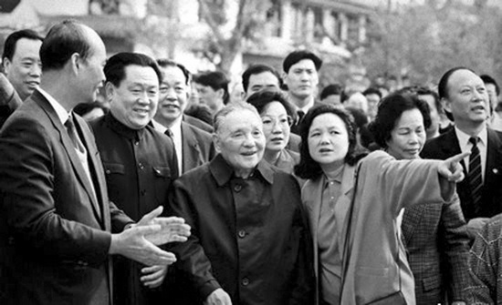 1992年，鄧小平南巡 圖片來自中國共產(chǎn)黨新聞網(wǎng)