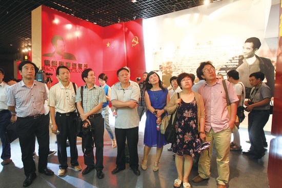 河南電視臺、河南人民廣播電臺、河南省詩歌學(xué)會的專家、詩人、記者等數(shù)十人赴蘭考焦裕祿紀(jì)念園采風(fēng)學(xué)習(xí)