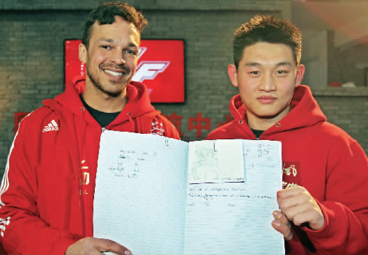 　　約瑟夫手繪了每個選手的肖像，認(rèn)認(rèn)真真地用字母拼寫出選手的中文名字附注?！翱?，這個是鄭召玉喲”
