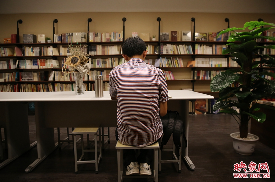5月23日晚，鄭州一家24小時（周五、周六）書店營業(yè)。慕名而來的客人在看書。
