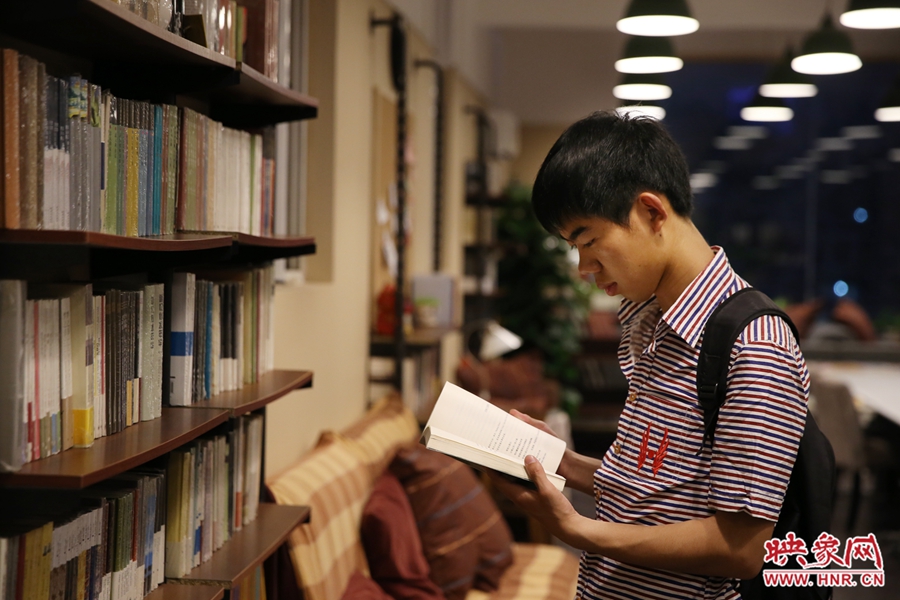 袁丙鵬，22歲，某大學大三學生：在適合的環(huán)境里看書，才能看出境界。